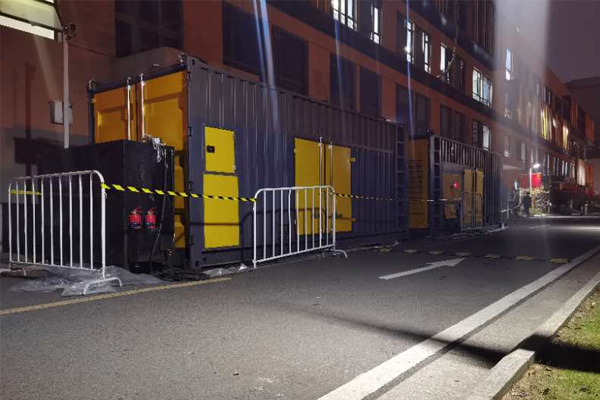 成华柴油发电机组的输出电压是如何调节的？