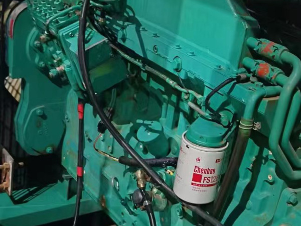 成华如何确定新的发电机组控制系统是否与原系统兼容？