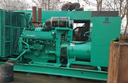 成华发电机组如何判断水冷式机油散热器内部是否需要清洗？